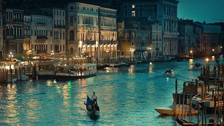 Νέα απαγόρευση στη Βενετία – Πρόστιμα για τους τουρίστες που ξαπλώνουν στον δρόμο